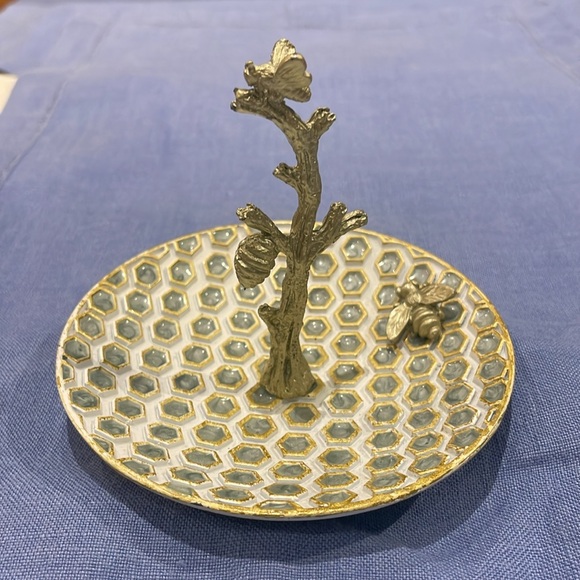Honeycomb Plate Ring Holder with Bee & Hive - Picture 10 of 14